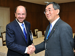 （写真）モレノ・チリ外相と握手する松本外務大臣