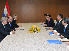 （写真）モレノ・チリ外相と会談する松本外務大臣