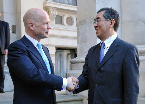 （写真）日英外相会談及び松本外務大臣のキャメロン英首相との懇談（概要）　1