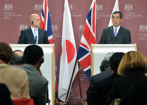 （写真）日英外相会談及び松本外務大臣のキャメロン英首相との懇談（概要）　2