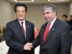（写真）岡田外務大臣とヴァンローン・カナダ国際貿易大臣との会談