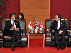 （写真）アニファ・アマン・マレーシア外相と会談する岡田外務大臣