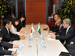 （写真）日パキスタン外相会談