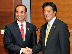 （写真）ジョージ・ヨー・シンガポール外務大臣と握手する岡田外務大臣