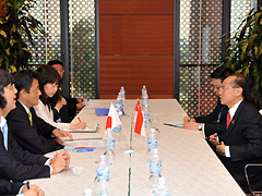 （写真）日・シンガポール外相会談