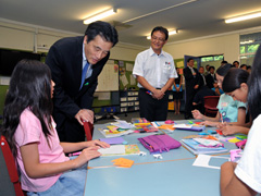 （写真）シドニー日本クラブ日本語補習学校視察
