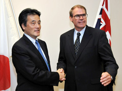 （写真）フォークナー豪国防大臣との会談