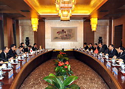 （写真）日中外相会談