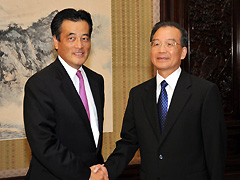 （写真）温家宝総理合同表敬：温家宝総理と握手する岡田外務大臣
