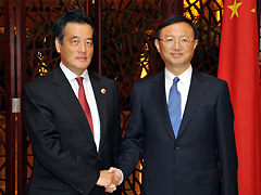 （写真）日中外相会談：楊中国外交部長と握手する岡田外務大臣