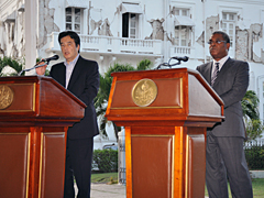 （写真）ベルリーブ首相との共同会見