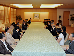 （写真）第3期日韓文化交流会議メンバーによる岡田外務大臣表敬1