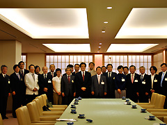 （写真）第3期日韓文化交流会議メンバーによる岡田外務大臣表敬2（写真提供：財団法人 日韓文化交流基金）