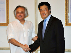 （写真）岡田外務大臣とラメシュ・インド環境森林大臣との会談-1