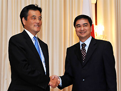 （写真）アピシット首相と握手する岡田外務大臣