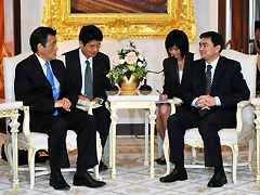 （写真）アピシット首相と会談する岡田外務大臣