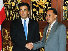 （写真）カシット外相と握手する岡田外務大臣
