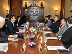 （写真）カシット外相と会談する岡田外務大臣