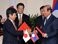 （写真）ラオスのWTO加盟に係る日ラオス二国間交渉の終結に関する署名式