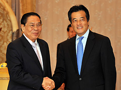 （写真）チュンマリー国家主席兼党書記長と握手する岡田外務大臣