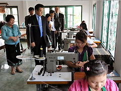 （写真）職業訓練センターを視察する岡田外務大臣