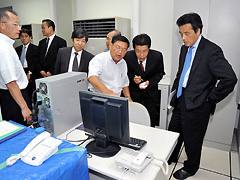 （写真）気象監視システム整備関係プロジェクトを視察する岡田外務大臣