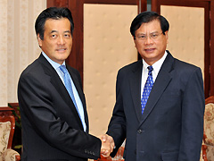 （写真）ブアソーン首相と握手する岡田外務大臣