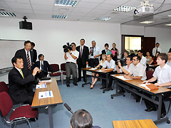 （写真）日本センターを視察する岡田外務大臣