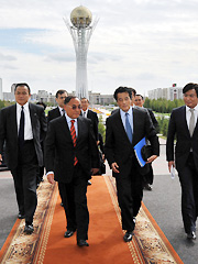 （写真）カザフスタンを訪問する岡田外務大臣