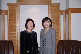 （写真）アタムバエヴァ・キルギス共和国大統領夫人と安倍総理夫人の懇談