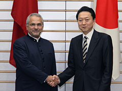 （写真）ラモス=ホルタ大統領と握手する鳩山総理