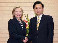 （写真）クリントン国務長官と握手する鳩山総理