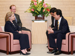 （写真）クリントン国務長官と会談する鳩山総理