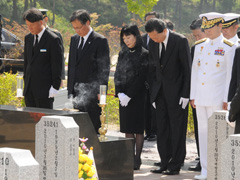 （写真）韓国哨戒艦沈没事案の犠牲者の墓を参拝する鳩山総理
