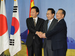 （写真）李明博大統領と温家宝国務院総理と握手する鳩山総理