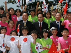 （写真）日中韓少年タイム・カプセル埋設式に出席する鳩山総理の写真