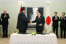 （写真）ガルシア・ペルー大統領と握手する菅総理