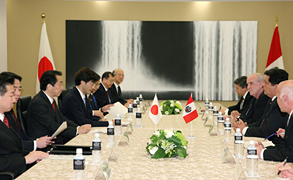 （写真）ガルシア・ペルー大統領ららと会談する菅総理