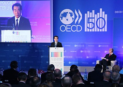 （写真）OECD設立50周年記念行事でスピーチする菅総理