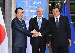 （写真）日・EU定期首脳協議に臨む菅総理