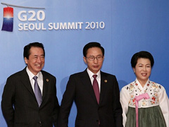 （写真）歓迎レセプションで李明博大統領ご夫妻の歓迎を受ける菅総理大臣