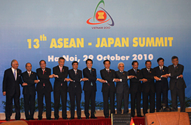 （写真）日ASEAN首脳会議で記念撮影する菅総理