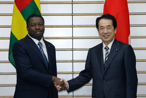 （写真）トーゴ共和国のニャシンベ大統領と握手する菅総理