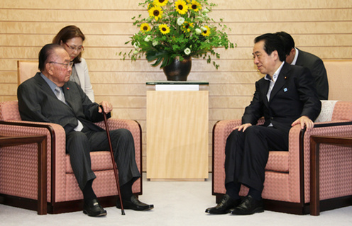 （写真）イノウエ米国上院議員と会談する菅総理