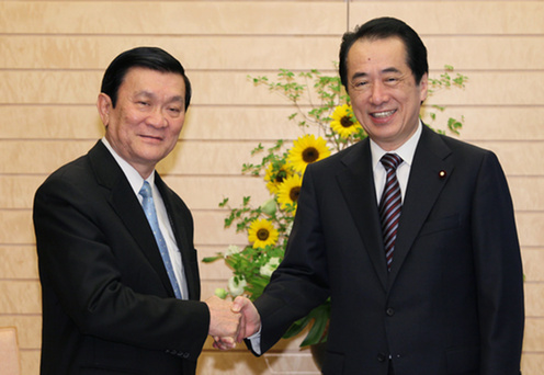 （写真）サン共産党書記局常務と握手をする菅総理