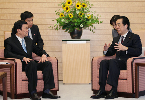 （写真）サン共産党書記局常務と会談をする菅総理1