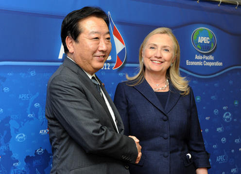 （写真）クリントン米国務長官と握手する野田総理
