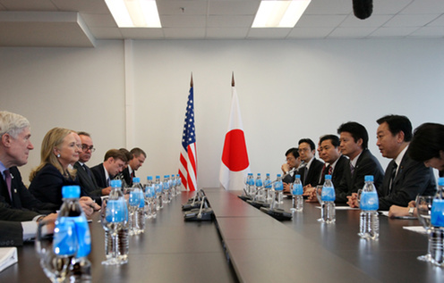 （写真）クリントン米国務長官と意見交換を行う野田総理