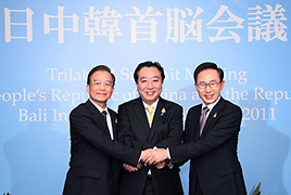 （写真）日中韓首脳会議開催前の集合写真