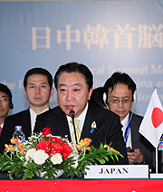 （写真）日中韓首脳会議で発言する野田総理